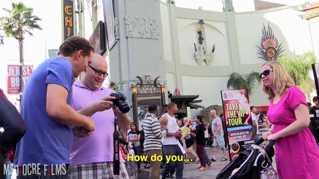 Il fait perdre la tête à des passants avec une blague hilarante