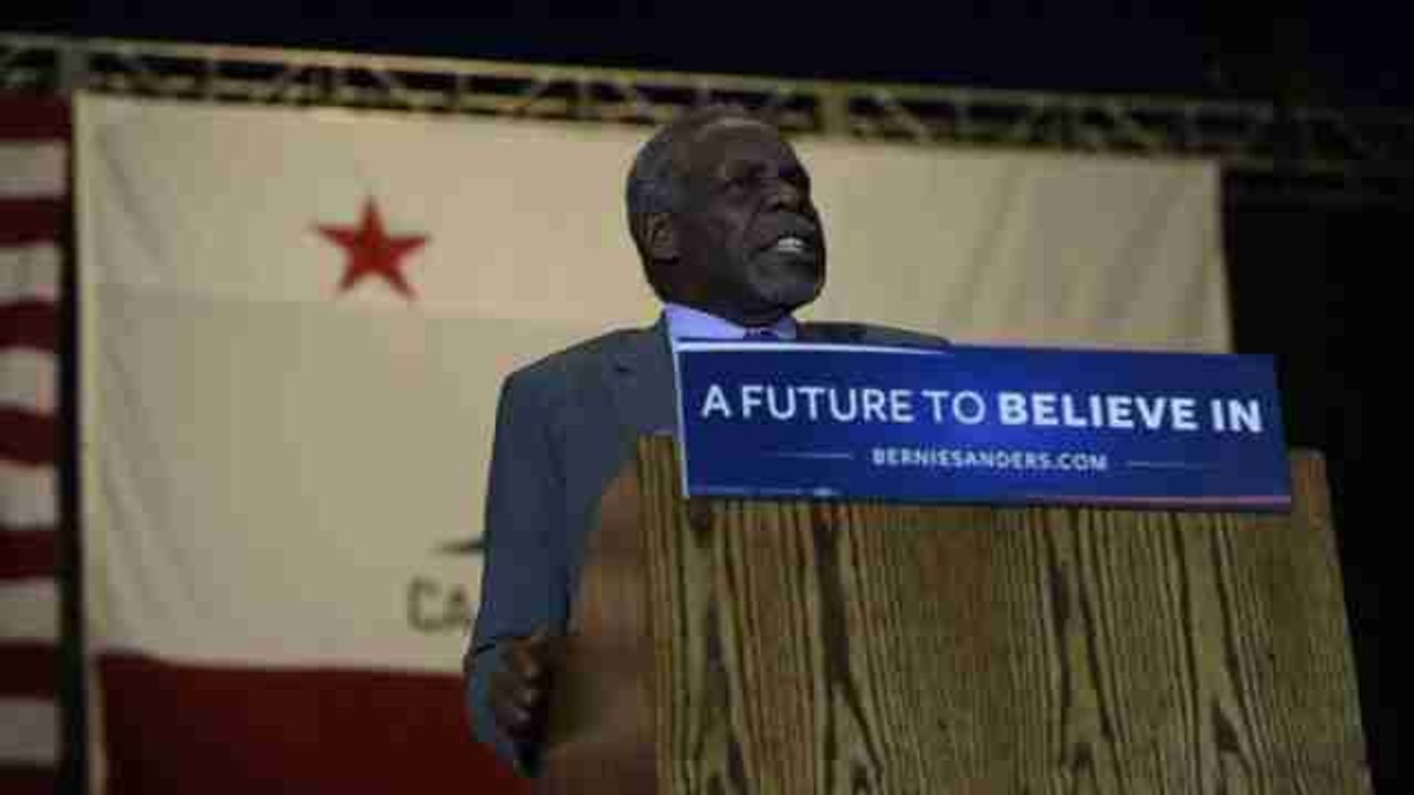 Sanders se rodea del actor Danny Glover en un acto de campaña en California