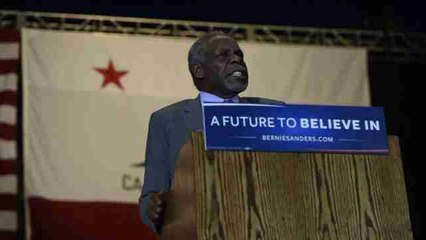 Sanders se rodea del actor Danny Glover en un acto de campaña en California