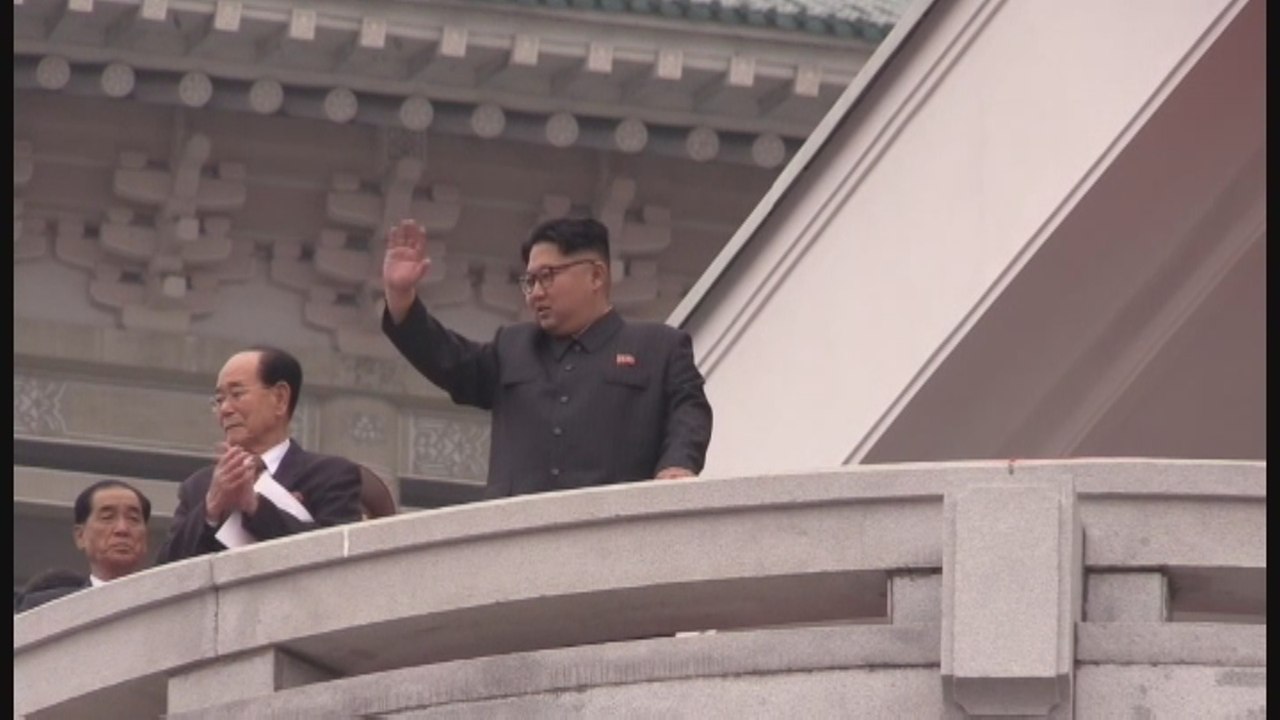 Un gran desfile clausura el congreso del partido único norcoreano