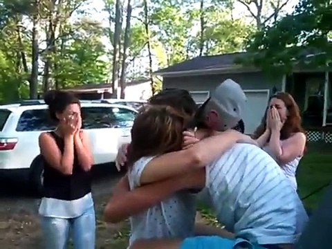 Son fils recule la voiture dans le stationnement, quand elle voit son cadeau de la fête des mères, elle est sans mot!