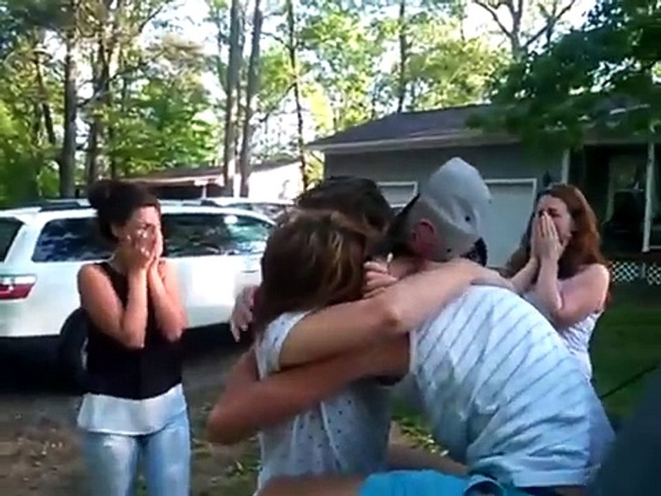 Son fils recule la voiture dans le stationnement, quand elle voit son cadeau de la fête des mères, elle est sans mot!