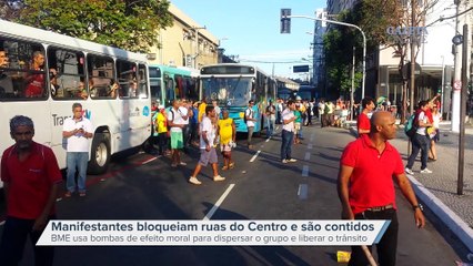 Manifestantes bloqueiam ruas do Centro e são contidos