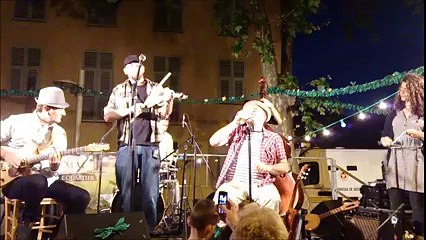 La banda "Gigi de Nissa " e Leo Correa (Forro de rabecca)