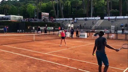 Gaël Monfils smatch en sautant au dessus de Daria Gavrilova