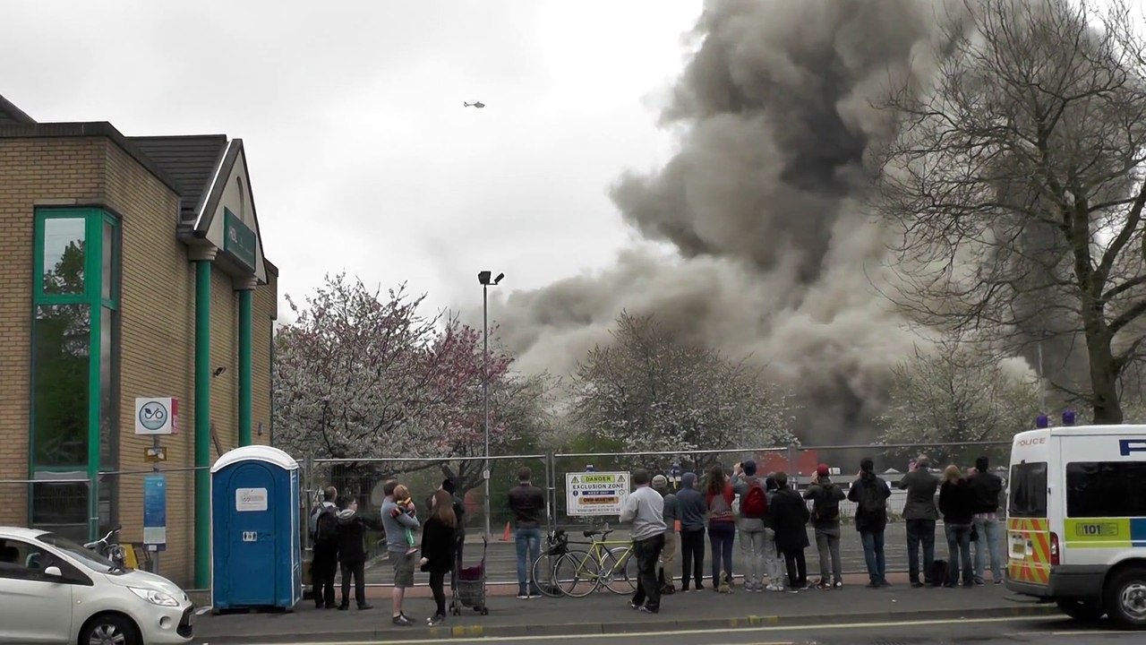 Un bus bloque la vue d'une démolition d'immeuble au mauvais