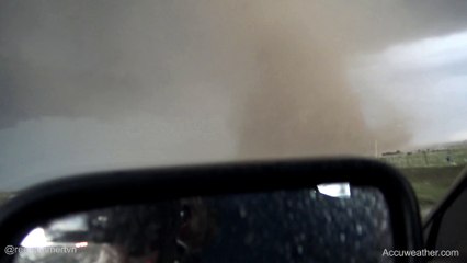 Une énorme tornade filmée de très près aux Etats Unis dans l