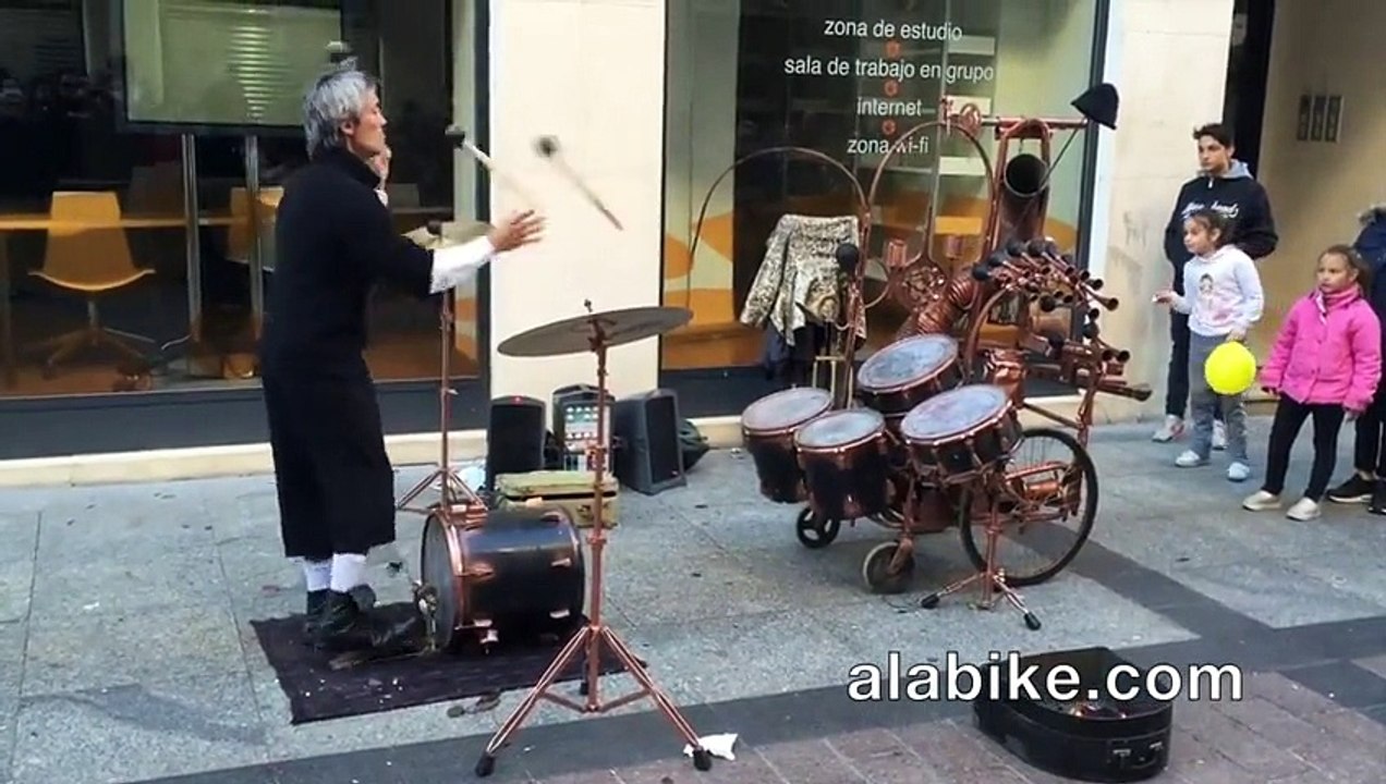 Ce jongleur joue de la batterie en lançant les baguettes-1