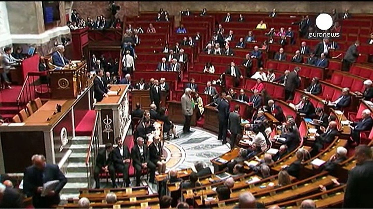 Fransa Başbakanı Valls çalışma yasası tasarısıyla ilgili mecliste oylamaya gitmeyecek