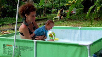 S. s'amuse dans la piscine