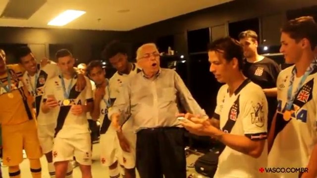 Nos bastidores do título do Vasco, Diguinho atrasa 'Casaca' e ouve bronca de Eurico