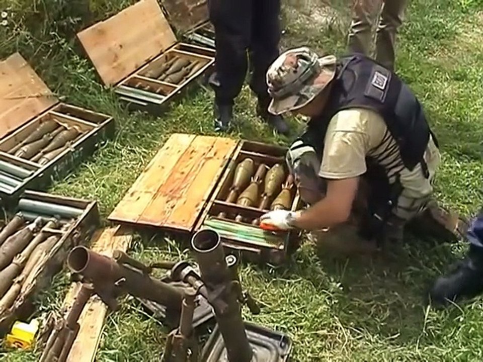 ZBULOHET ARSENAL ARMESH POLICIA I GJEN TE HEDHURA NE NJE PERRUA AFER FSHATIT LAZARAT LAJM