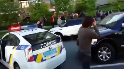 Un champion de lutte vs 7 policiers