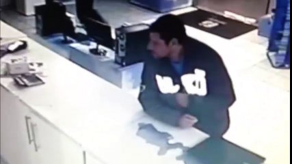 Câmera flagra homem furtando notebook no PR