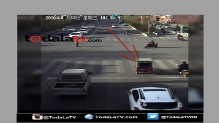 NIÑO ESQUIVA A LA MUERTE BAJO LAS RUEDAS DE UNA CAMIONETA-VIDEO