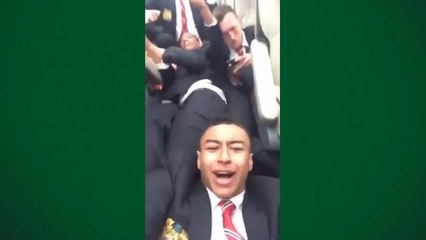 Jogadores do United aparecem brincando enquanto ônibus é alvo de garrafas