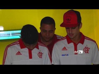 Base do Flamengo faz tour pelo Museu Seleção Brasileira