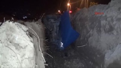 Bursa Kanala Uçan Araçta İki Kişi Sıkıştı