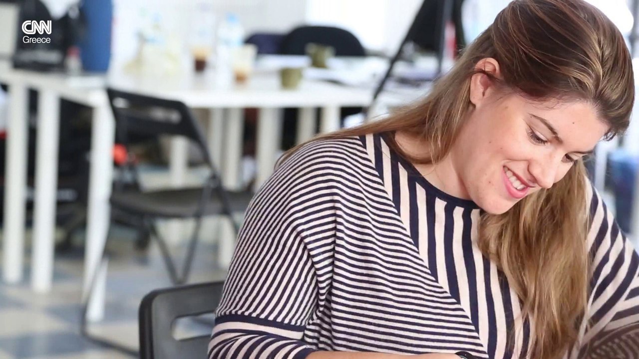 Δύο νέα παιδιά δίνουν ελπίδα με τα σωσίβια της προσφυγιάς