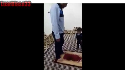 Luar biasa masih balita mengajarkan ayah nya sholat 5 waktu WOW KEREN