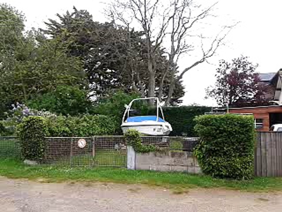 Ouistreham : le phare, l'école de voile, le port, le chenal, les pontons...