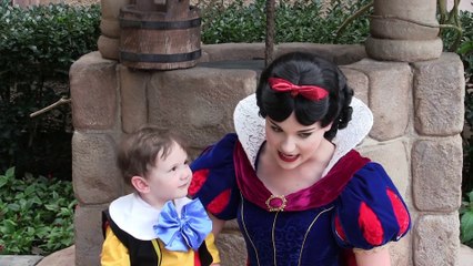 Un enfant autiste de 2 ans tombe amoureux de blanche neige à Disney World