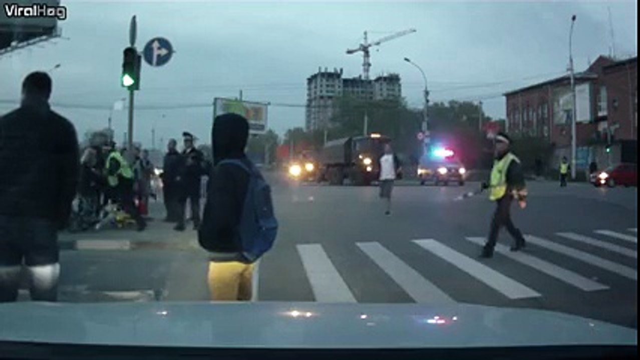 Un canon chute d'un camion et fonce vers des piétons menaçant de les écraser!