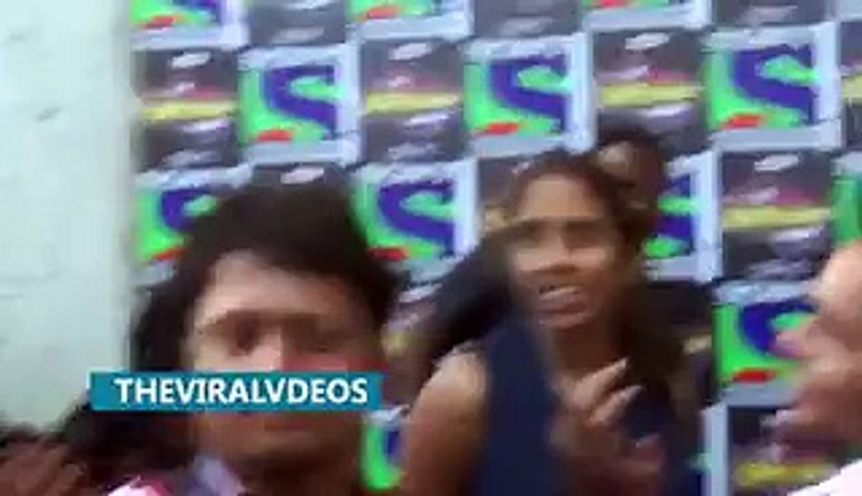 See How Kapil Sharma Trolls Abishek Bachan In Front Of All Reporters