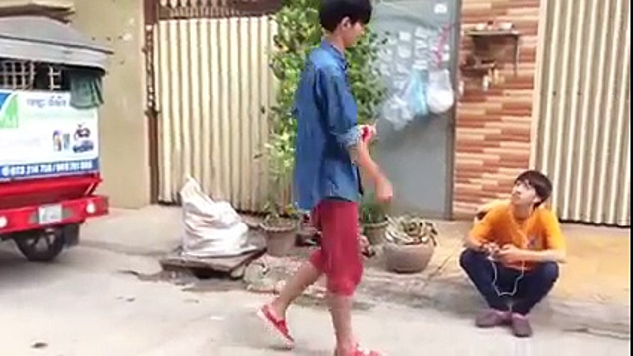 អារម្មណ៍ពេលឃើញស្រីស្អាត-​ Video Facebook Khmer Funny