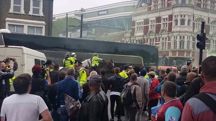 Le bus de Manchester United caillassé par les fans de West Ham