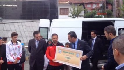 Ankara Dünya Şampiyonu Güreşçiye Görkemli Karşılama