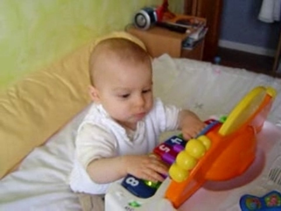 Tristan joue du piano