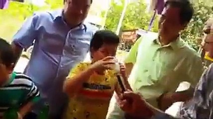 Sốc toàn tập với cảnh người lớn xúi con nít nốc bia rượu