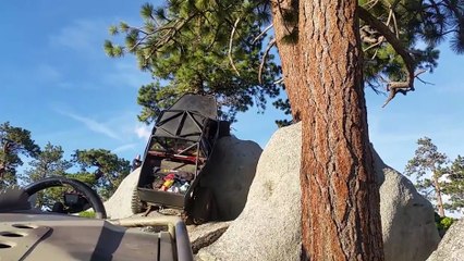 Ce 4x4 se retourne et s'écrase sur celui de derrière après avoir raté sa montée !