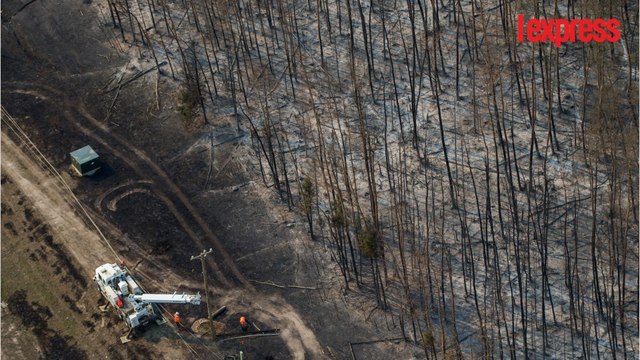 Incendie au Canada: un hélicoptère survole des hectares de forêt ravagés