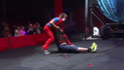 Un spectateur mis KO par un clown de cirque - Lui il est traumatisé à vie!