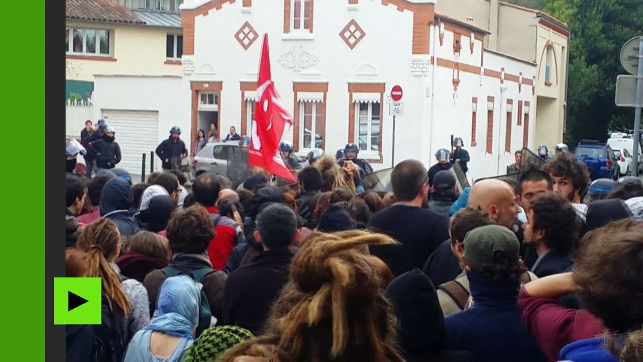 La police utilise des gaz lacrymogènes lors de la manifestation contre la loi travail