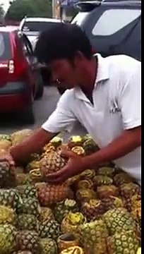 Il découpe un Ananas entier sans toucher l'écorce !!
