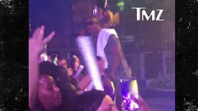 Le rappeur Ja Rule prend une canette de bière sur la tête en concert