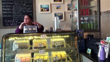 This Customers Returns A Box Of Cupcakes, But Watch What’s Inside The Box…