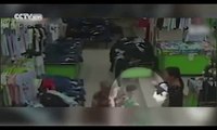 Homem é filmado chutando menina de dois anos de idade no peito dentro de loja na China