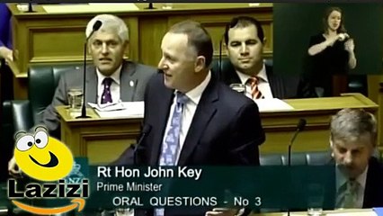 New Zealand k Prime Minister Ko Panama leaks pr Parliment se dhkay de kr nikaal dia gya