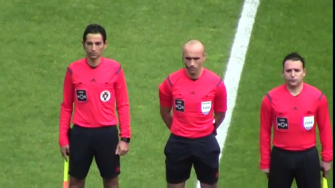 Au début du match, cet arbitre a rendu hommage à un collègue décédé d'un cancer