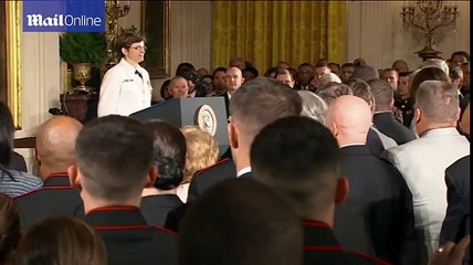 Il saute sur une grenade pour sauver ses compatriotes, puis ceci arrive à son visage.