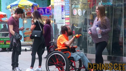 Les passants regardent cette femme enceinte de travers…son attitude est vraiment honteuse
