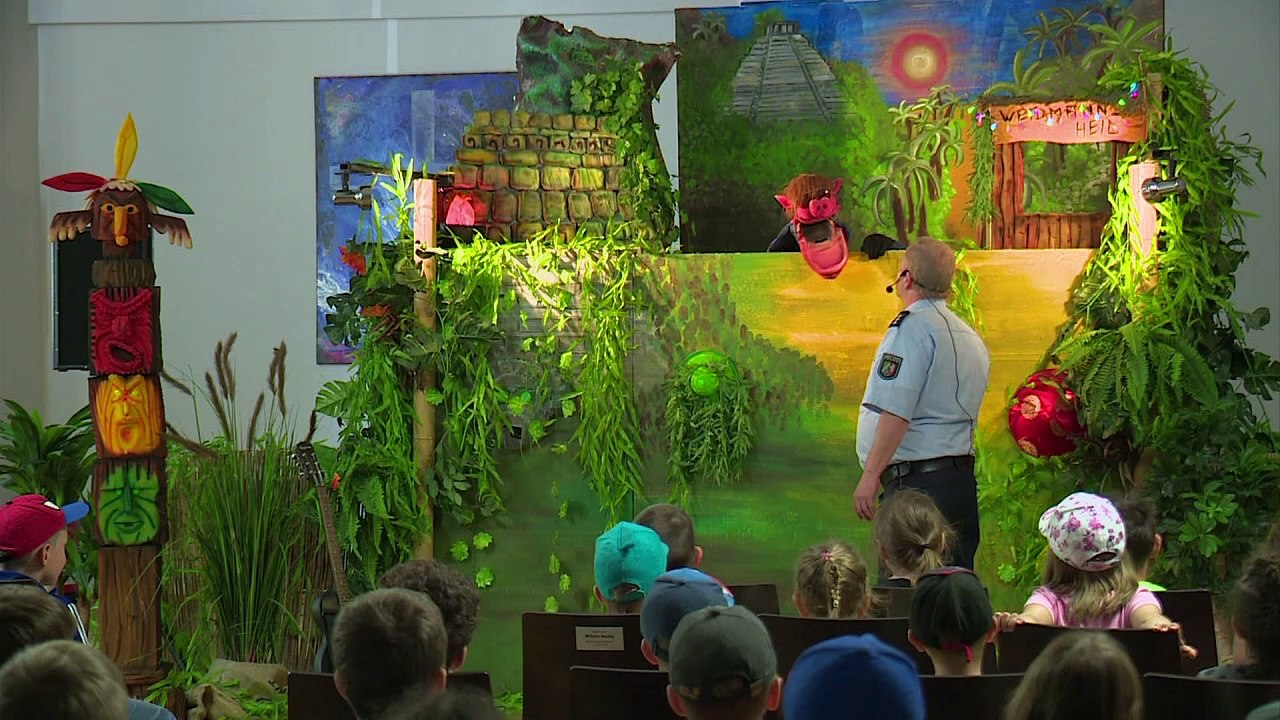 Die Polizei lässt die Puppen tanzen