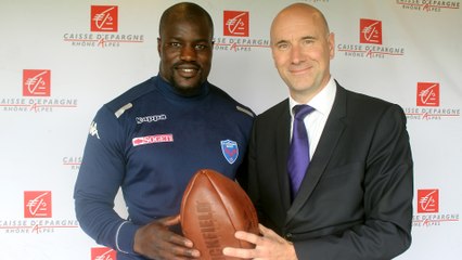 Mahamadou Diaby reçoit le trophée de l'Homme du Match FCG-Castres