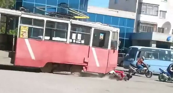 Un tramway fou fonce sur des motards (Kazakhstan)
