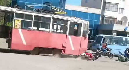 Un tramway fou fonce sur des motards (Kazakhstan)
