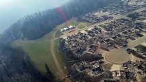 Un hélicoptère filme les dégâts du terrible incendie de Fort McMurray au canada. Dramatique